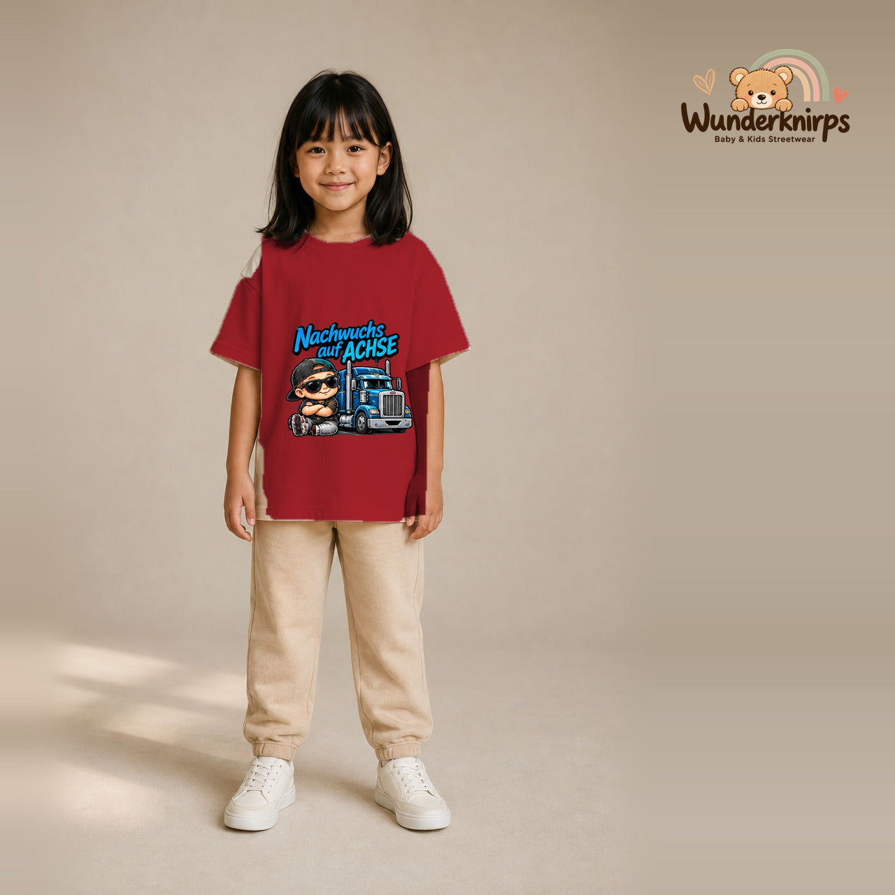 T-Shirt für Mädchen in Rot mit Motiv „Nachwuchs auf Achse“, getragen von einem Kind – Wunderknirps.