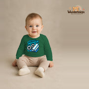 Babybody für Jungen in Grün mit Motiv „Nachwuchs Ingenieur“, getragen von einem Kind – Wunderknirps.