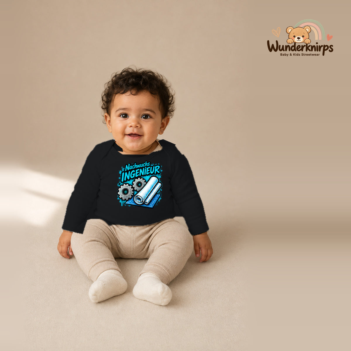 Babybody für Jungen in Schwarz mit Motiv „Nachwuchs Ingenieur“, getragen von einem Kind – Wunderknirps.