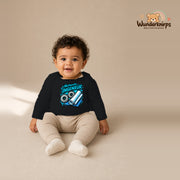 Babybody für Jungen in Schwarz mit Motiv „Nachwuchs Ingenieur“, getragen von einem Kind – Wunderknirps.