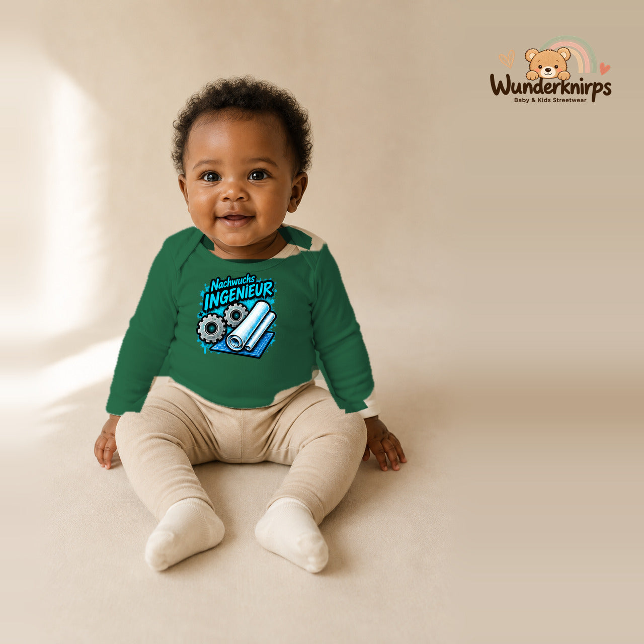 Babybody für Mädchen in Grün mit Motiv „Nachwuchs Ingenieur“, getragen von einem Kind – Wunderknirps.