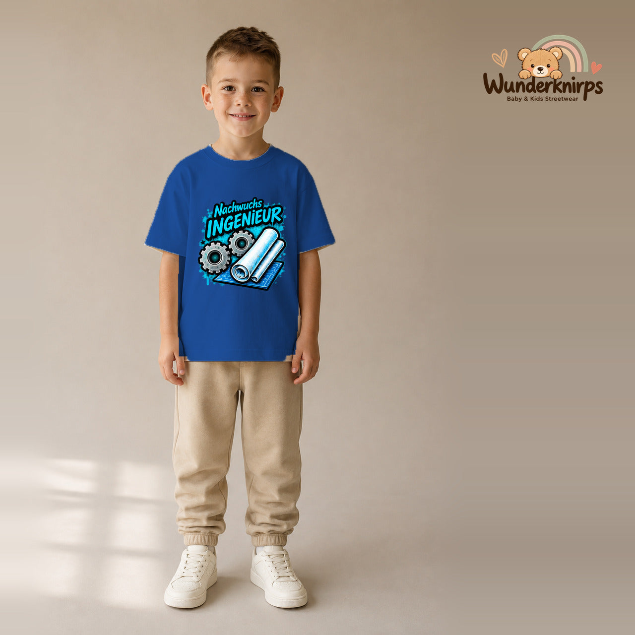 T-Shirt für Jungen in Blau mit Motiv „Nachwuchs Ingenieur“, getragen von einem Kind – Wunderknirps.