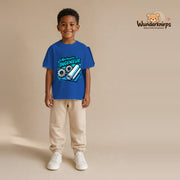 T-Shirt für Jungen in Blau mit Motiv „Nachwuchs Ingenieur“, getragen von einem Kind – Wunderknirps.