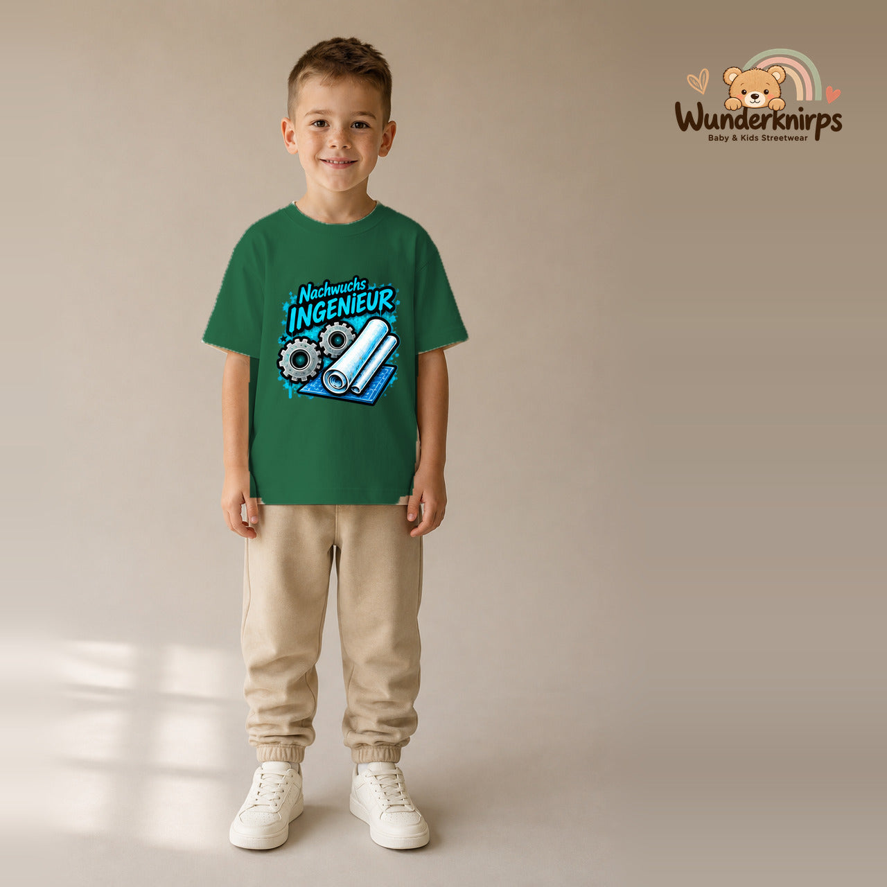 T-Shirt für Jungen in Grün mit Motiv „Nachwuchs Ingenieur“, getragen von einem Kind – Wunderknirps.