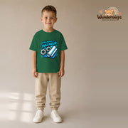 T-Shirt für Jungen in Grün mit Motiv „Nachwuchs Ingenieur“, getragen von einem Kind – Wunderknirps.