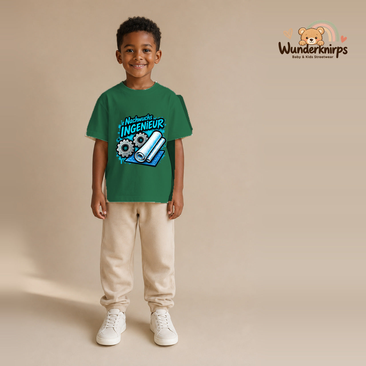 T-Shirt für Jungen in Grün mit Motiv „Nachwuchs Ingenieur“, getragen von einem Kind – Wunderknirps.