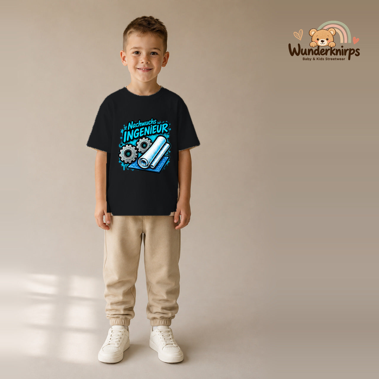 T-Shirt für Jungen in Schwarz mit Motiv „Nachwuchs Ingenieur“, getragen von einem Kind – Wunderknirps.