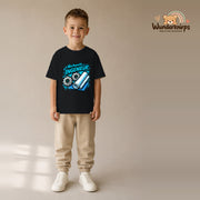 T-Shirt für Jungen in Schwarz mit Motiv „Nachwuchs Ingenieur“, getragen von einem Kind – Wunderknirps.