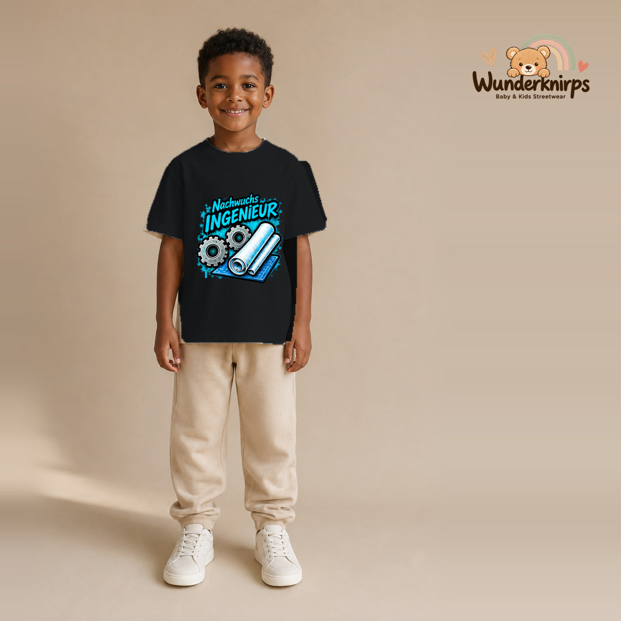 T-Shirt für Jungen in Schwarz mit Motiv „Nachwuchs Ingenieur“, getragen von einem Kind – Wunderknirps.