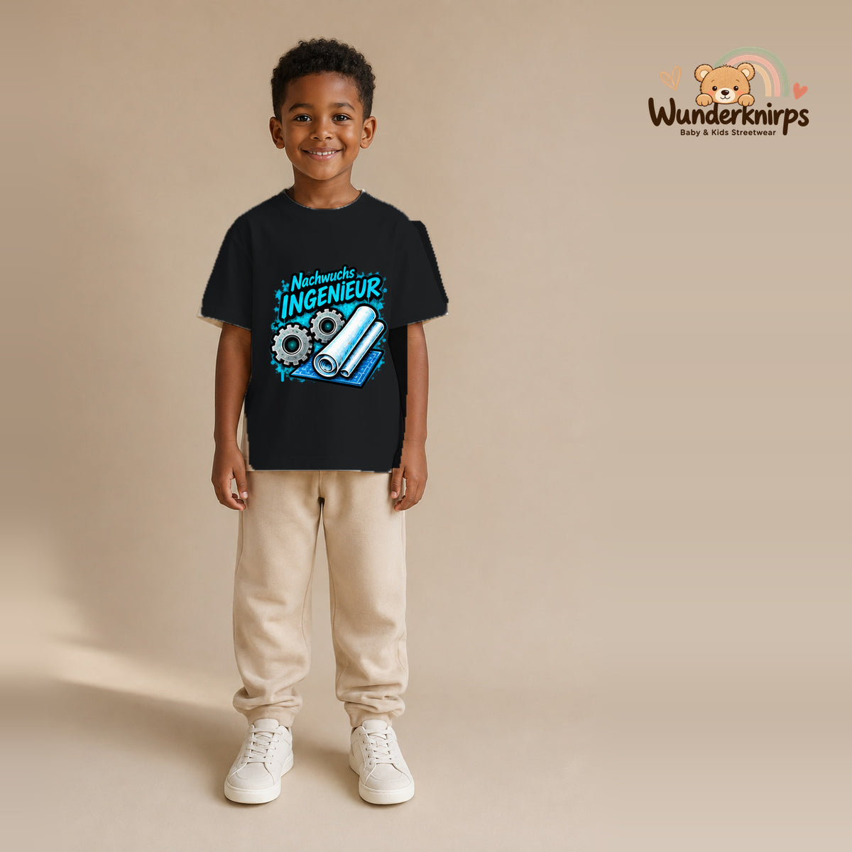 T-Shirt für Jungen in Schwarz mit Motiv „Nachwuchs Ingenieur“, getragen von einem Kind – Wunderknirps.