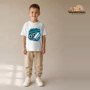 T-Shirt für Jungen in Weiß mit Motiv „Nachwuchs Ingenieur“, getragen von einem Kind – Wunderknirps.