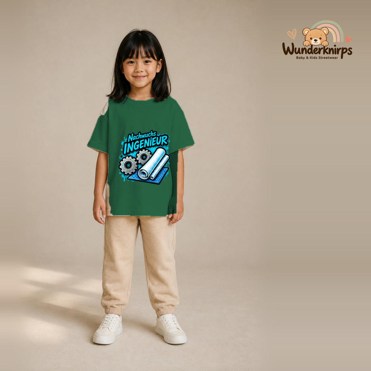 T-Shirt für Mädchen in Grün mit Motiv „Nachwuchs Ingenieur“, getragen von einem Kind – Wunderknirps.