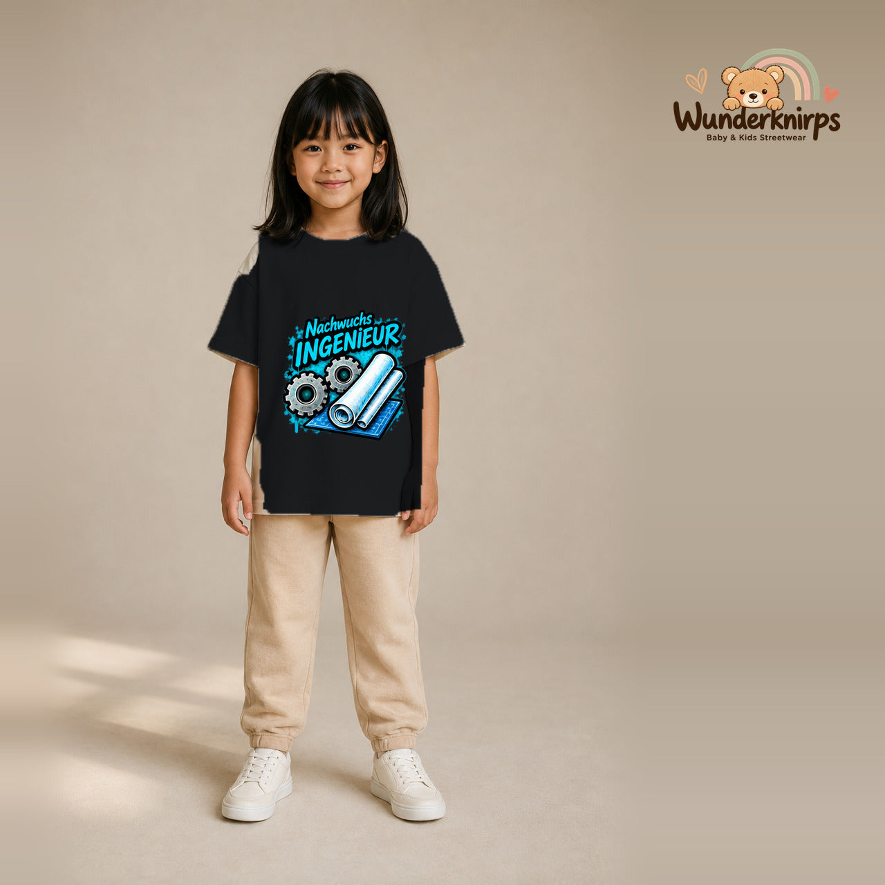 T-Shirt für Mädchen in Schwarz mit Motiv „Nachwuchs Ingenieur“, getragen von einem Kind – Wunderknirps.