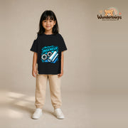 T-Shirt für Mädchen in Schwarz mit Motiv „Nachwuchs Ingenieur“, getragen von einem Kind – Wunderknirps.