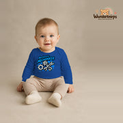 Babybody für Jungen in Blau mit Motiv „Nachwuchs Mechaniker“, getragen von einem Kind – Wunderknirps.