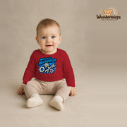 Babybody für Jungen in Rot mit Motiv „Nachwuchs Mechaniker“, getragen von einem Kind – Wunderknirps.
