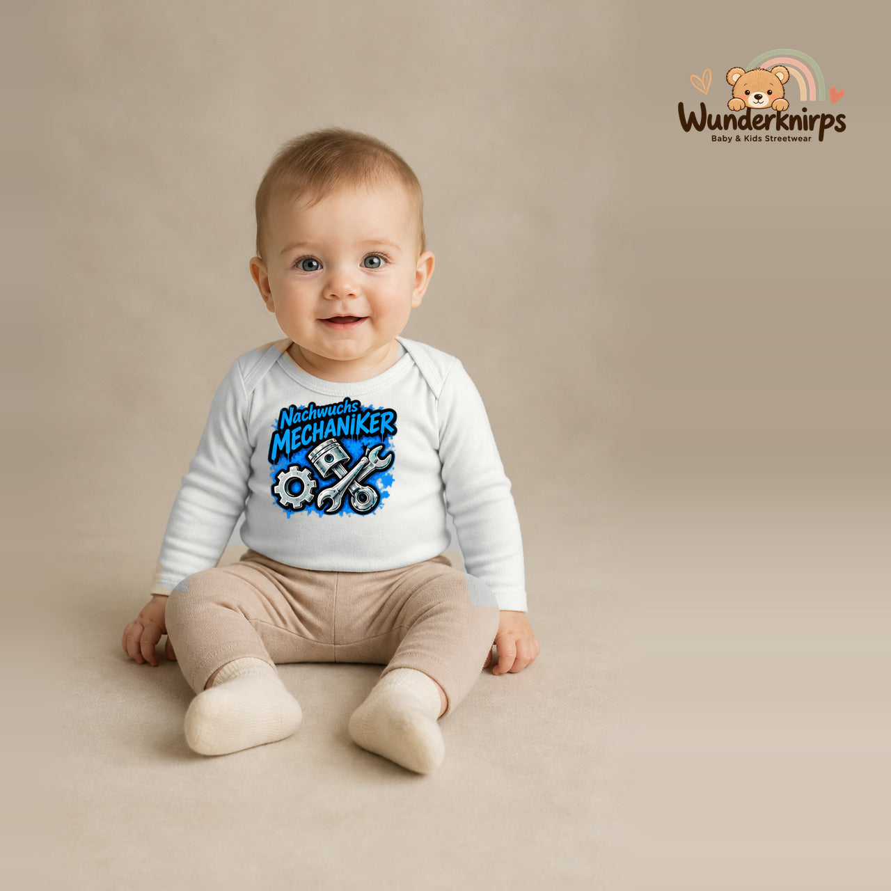 Babybody für Jungen in Weiß mit Motiv „Nachwuchs Mechaniker“, getragen von einem Kind – Wunderknirps.