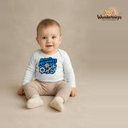 Babybody für Jungen in Weiß mit Motiv „Nachwuchs Mechaniker“, getragen von einem Kind – Wunderknirps.