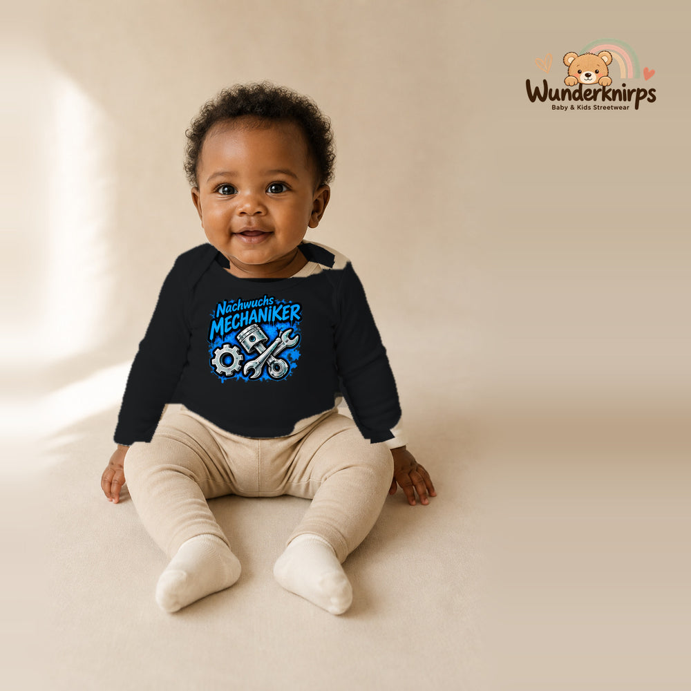 Babybody für Mädchen in Schwarz mit Motiv „Nachwuchs Mechaniker“, getragen von einem Kind – Wunderknirps.