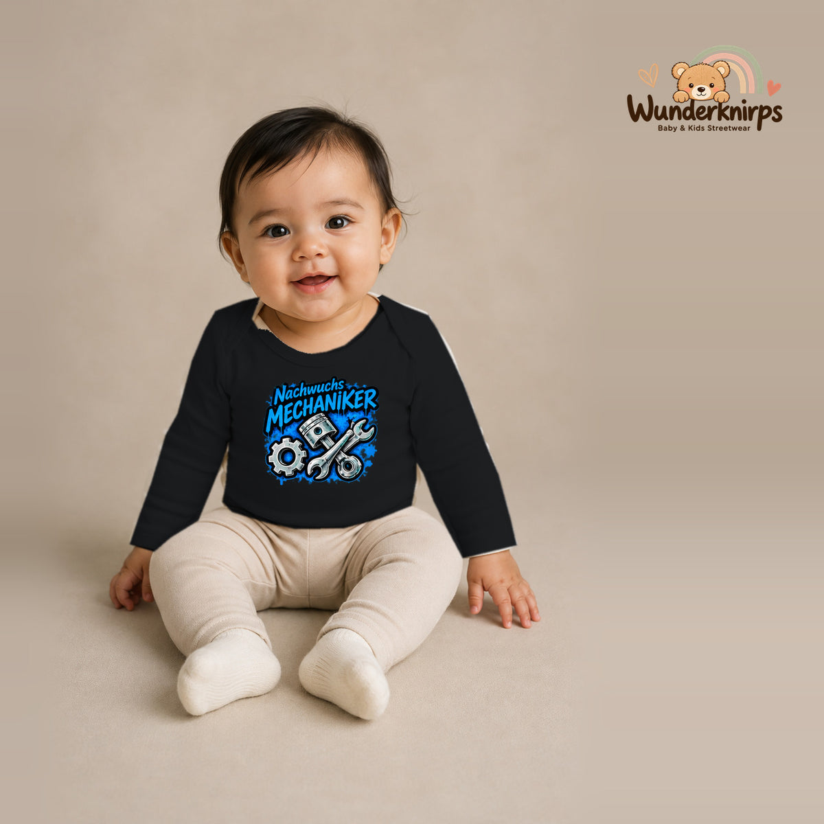 Babybody für Mädchen in Schwarz mit Motiv „Nachwuchs Mechaniker“, getragen von einem Kind – Wunderknirps.