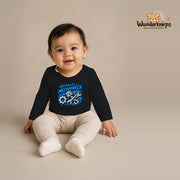 Babybody für Mädchen in Schwarz mit Motiv „Nachwuchs Mechaniker“, getragen von einem Kind – Wunderknirps.