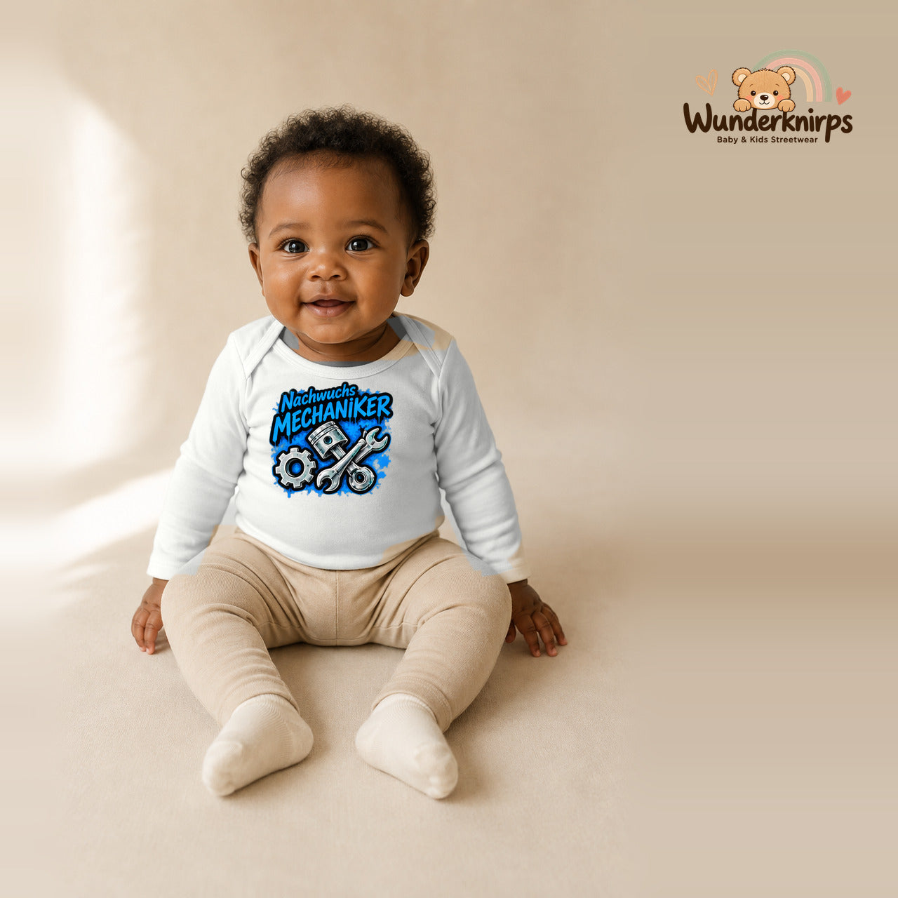 Babybody für Mädchen in Weiß mit Motiv „Nachwuchs Mechaniker“, getragen von einem Kind – Wunderknirps.