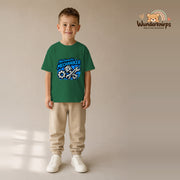 T-Shirt für Jungen in Grün mit Motiv „Nachwuchs Mechaniker“, getragen von einem Kind – Wunderknirps.