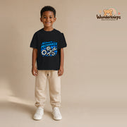 T-Shirt für Jungen in Schwarz mit Motiv „Nachwuchs Mechaniker“, getragen von einem Kind – Wunderknirps.