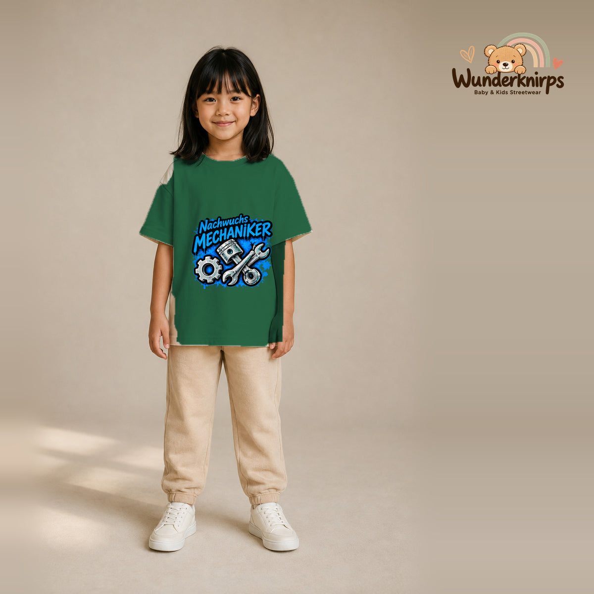 T-Shirt für Mädchen in Grün mit Motiv „Nachwuchs Mechaniker“, getragen von einem Kind – Wunderknirps.