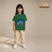 T-Shirt für Mädchen in Grün mit Motiv „Nachwuchs Mechaniker“, getragen von einem Kind – Wunderknirps.