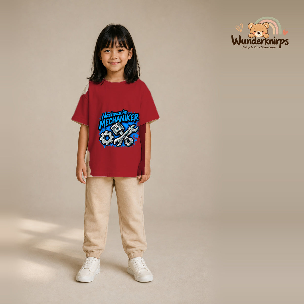 T-Shirt für Mädchen in Rot mit Motiv „Nachwuchs Mechaniker“, getragen von einem Kind – Wunderknirps.