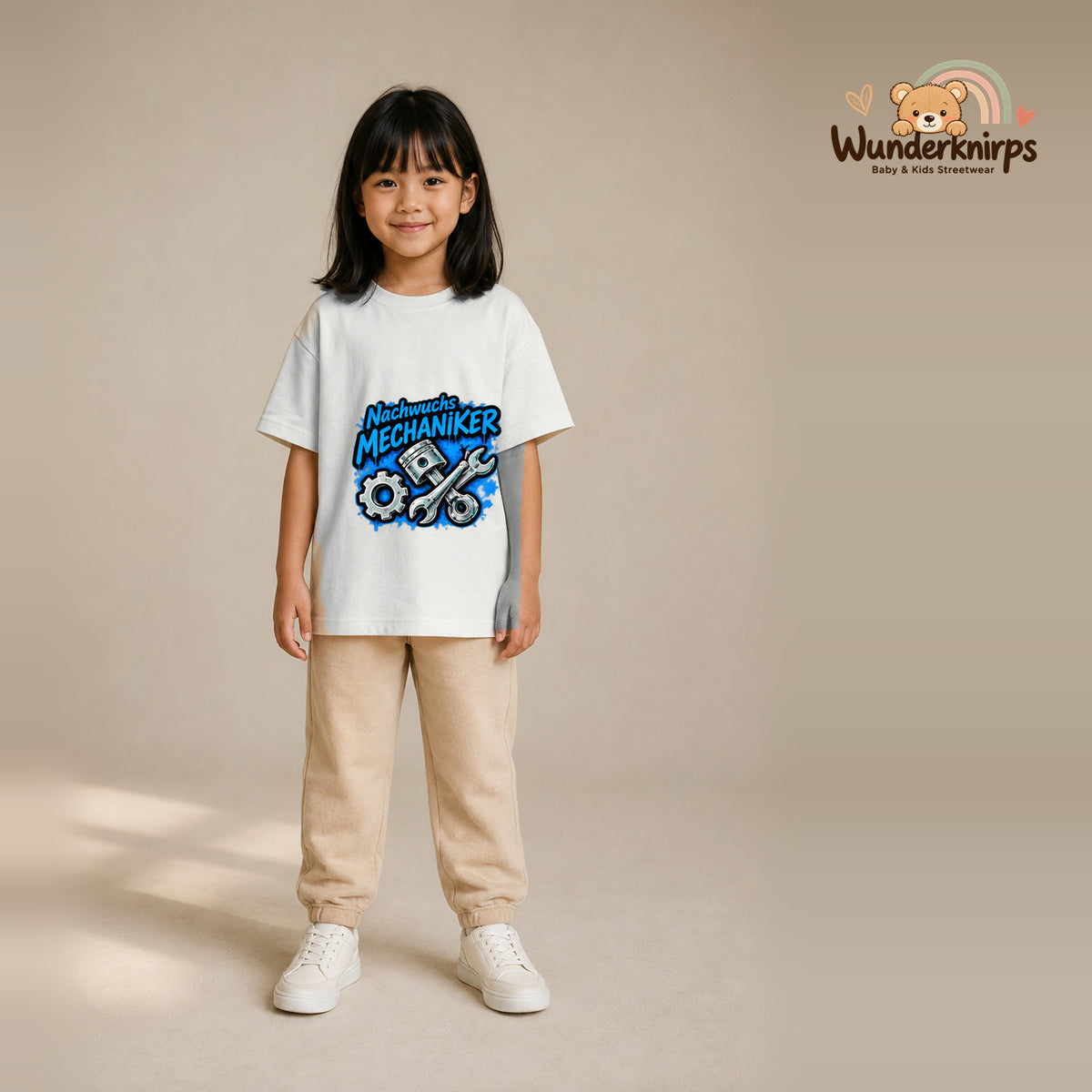 T-Shirt für Mädchen in Weiß mit Motiv „Nachwuchs Mechaniker“, getragen von einem Kind – Wunderknirps.