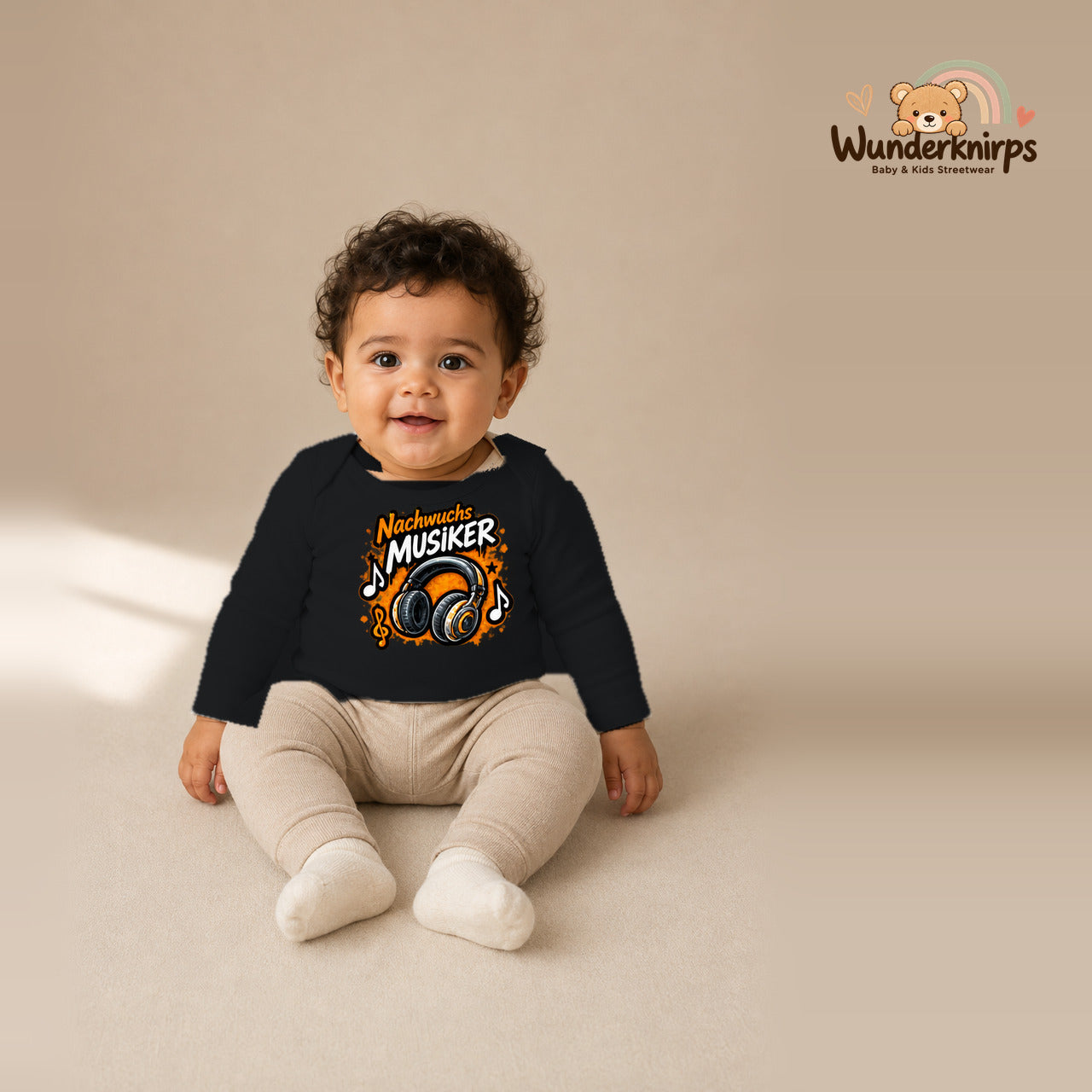 Babybody für Jungen in Schwarz mit Motiv „Nachwuchs Musiker“, getragen von einem Kind – Wunderknirps.