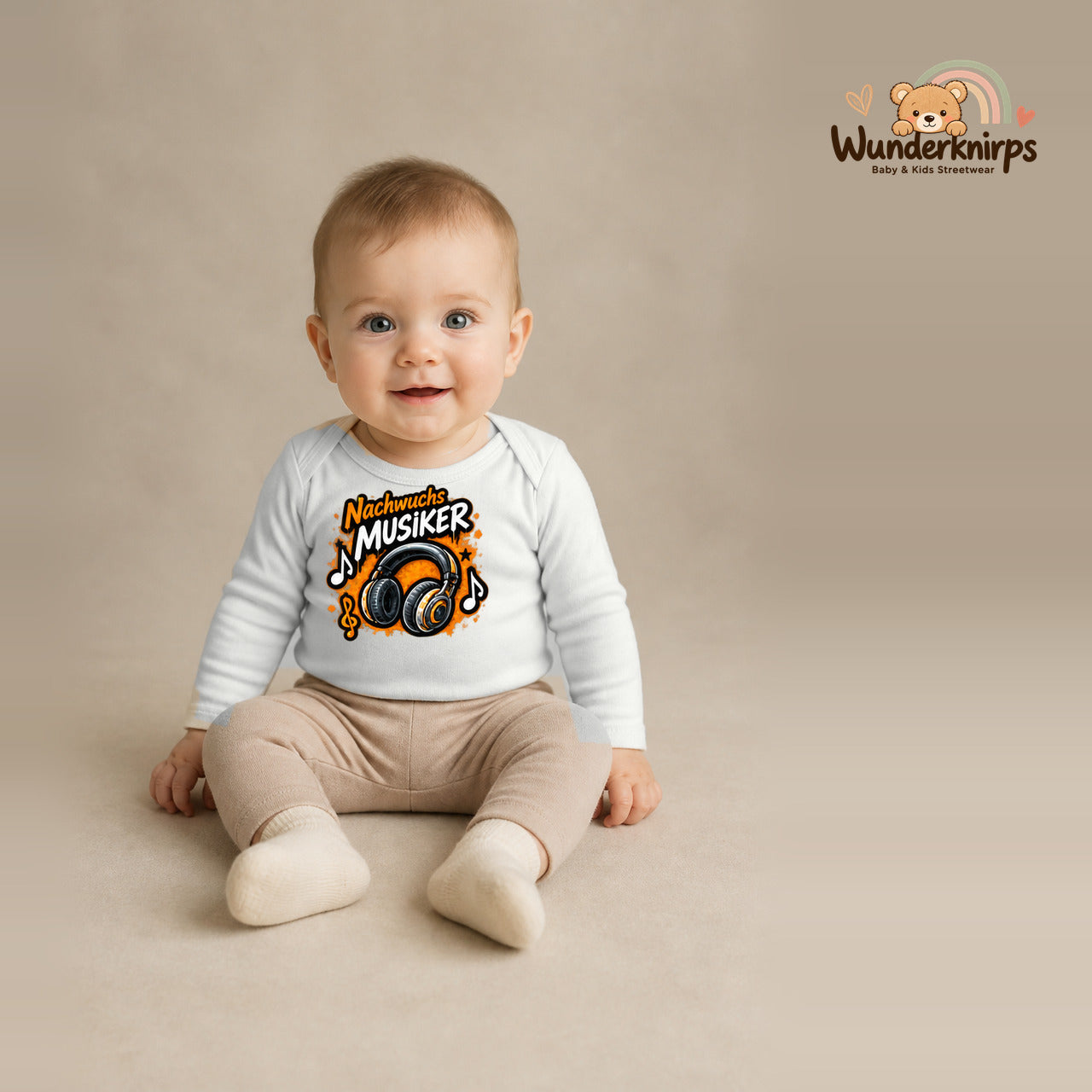 Babybody für Jungen in Weiß mit Motiv „Nachwuchs Musiker“, getragen von einem Kind – Wunderknirps.