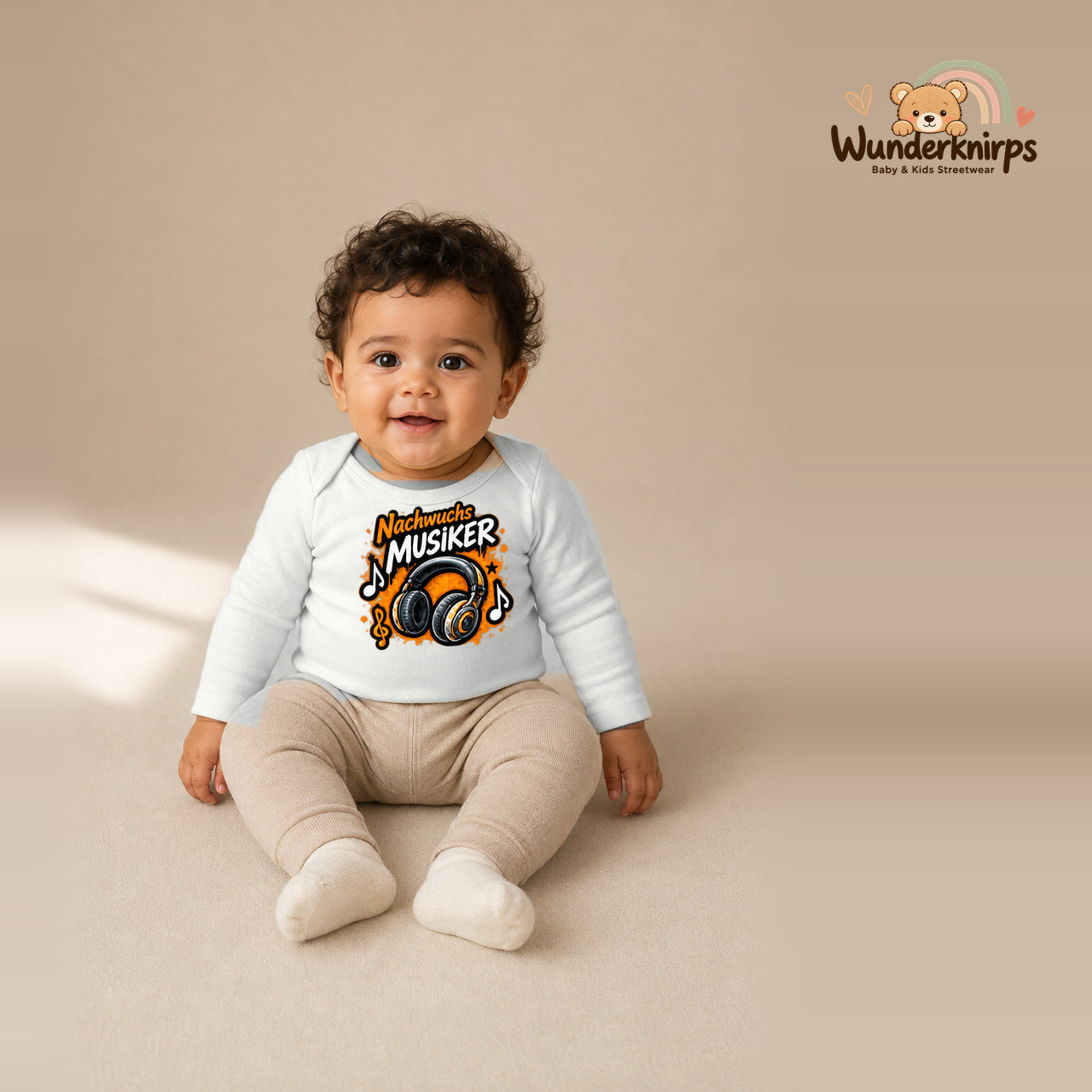 Babybody für Jungen in Weiß mit Motiv „Nachwuchs Musiker“, getragen von einem Kind – Wunderknirps.