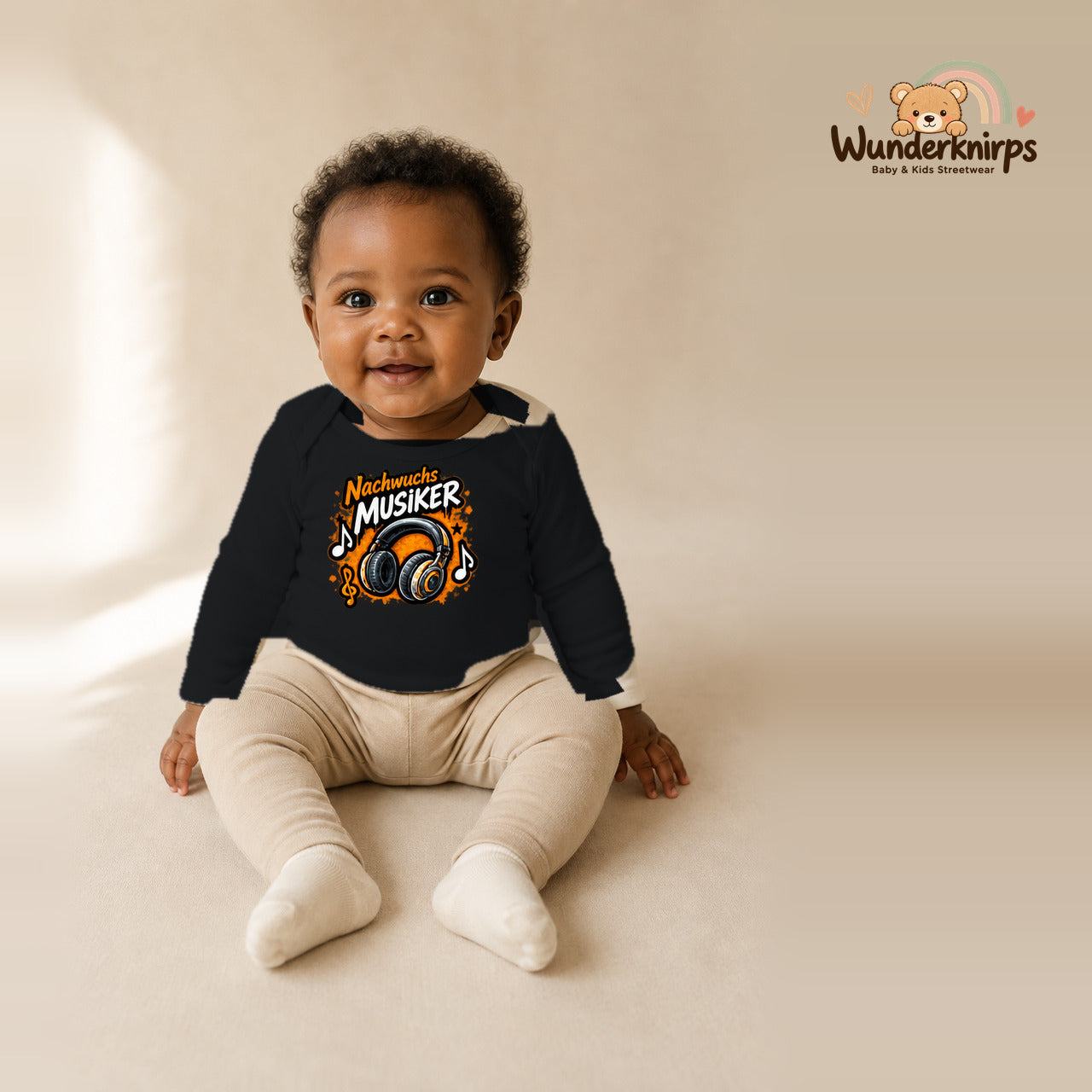Babybody für Mädchen in Schwarz mit Motiv „Nachwuchs Musiker“, getragen von einem Kind – Wunderknirps.