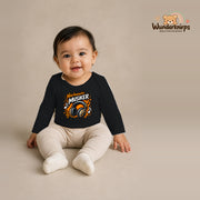 Babybody für Mädchen in Schwarz mit Motiv „Nachwuchs Musiker“, getragen von einem Kind – Wunderknirps.