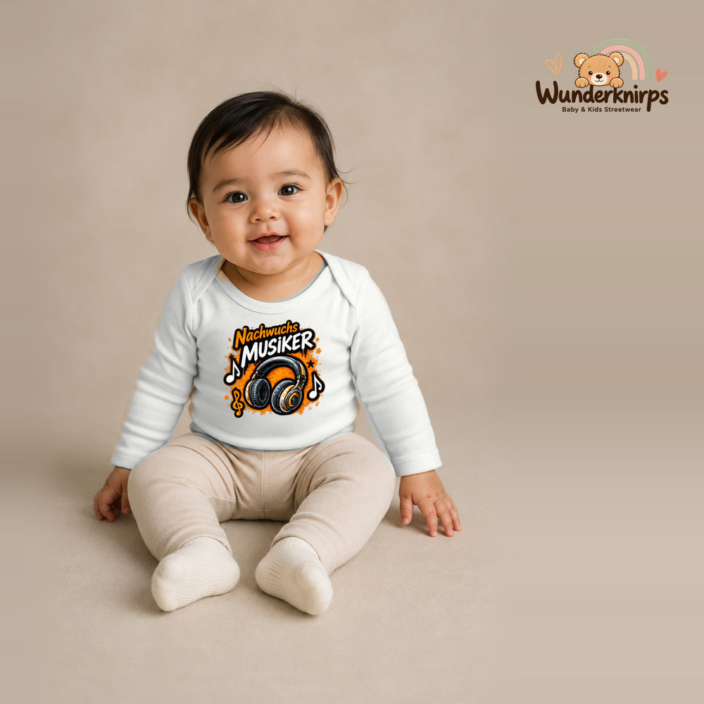 Babybody für Mädchen in Weiß mit Motiv „Nachwuchs Musiker“, getragen von einem Kind – Wunderknirps.