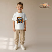 T-Shirt für Jungen in Weiß mit Motiv „Nachwuchs Musiker“, getragen von einem Kind – Wunderknirps.