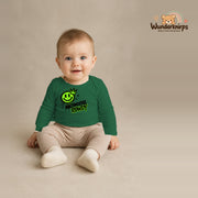 Babybody für Jungen in Grün mit Motiv „Nachwuchs Rowdy“, getragen von einem Kind – Wunderknirps.