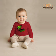 Babybody für Jungen in Rot mit Motiv „Nachwuchs Rowdy“, getragen von einem Kind – Wunderknirps.