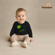 Babybody für Jungen in Schwarz mit Motiv „Nachwuchs Rowdy“, getragen von einem Kind – Wunderknirps.