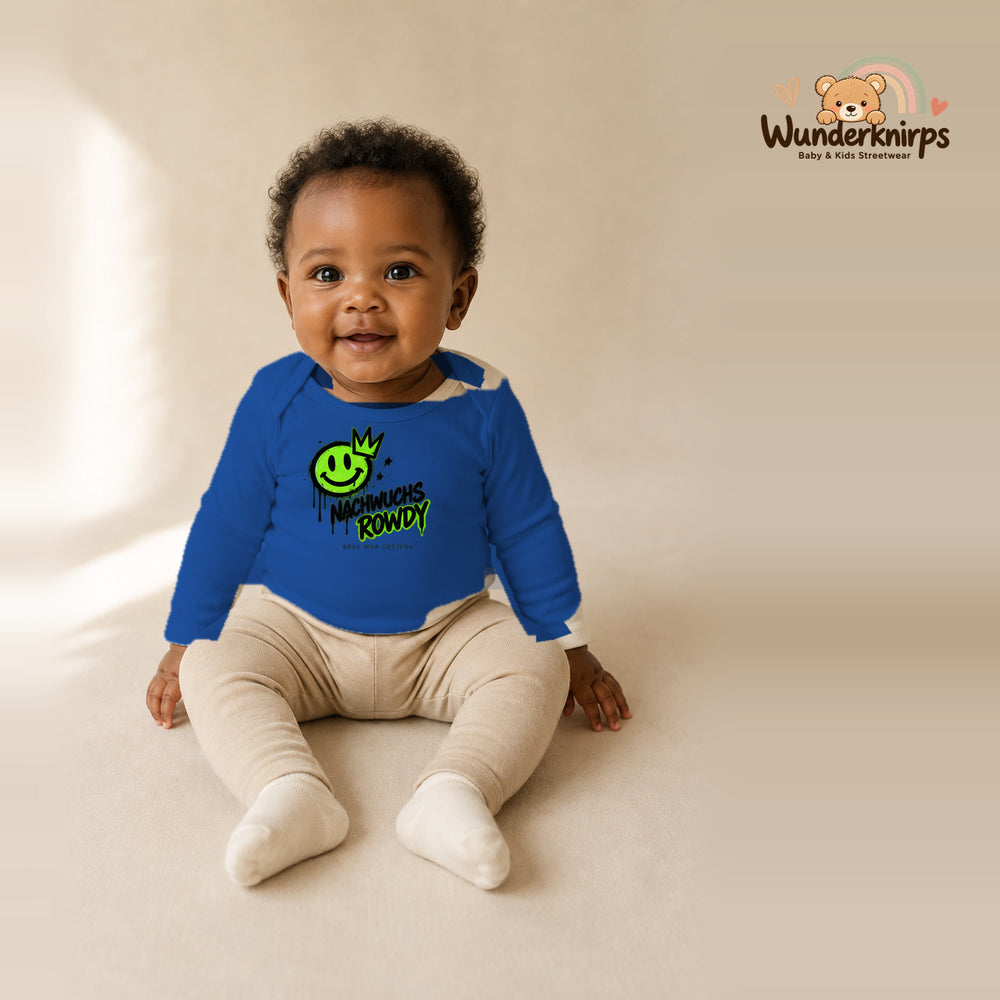 Babybody für Mädchen in Blau mit Motiv „Nachwuchs Rowdy“, getragen von einem Kind – Wunderknirps.