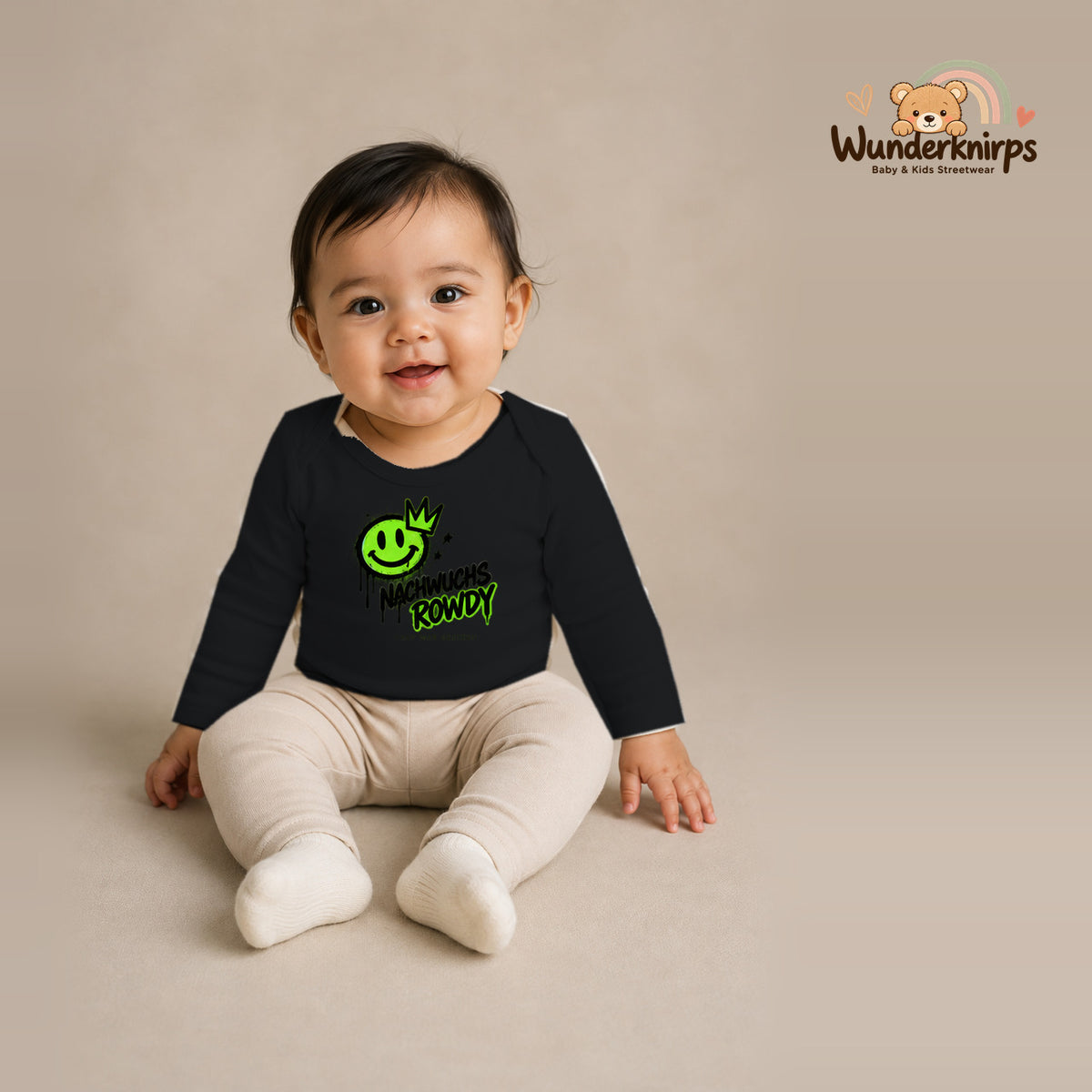 Babybody für Mädchen in Schwarz mit Motiv „Nachwuchs Rowdy“, getragen von einem Kind – Wunderknirps.