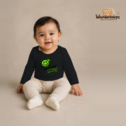 Babybody für Mädchen in Schwarz mit Motiv „Nachwuchs Rowdy“, getragen von einem Kind – Wunderknirps.