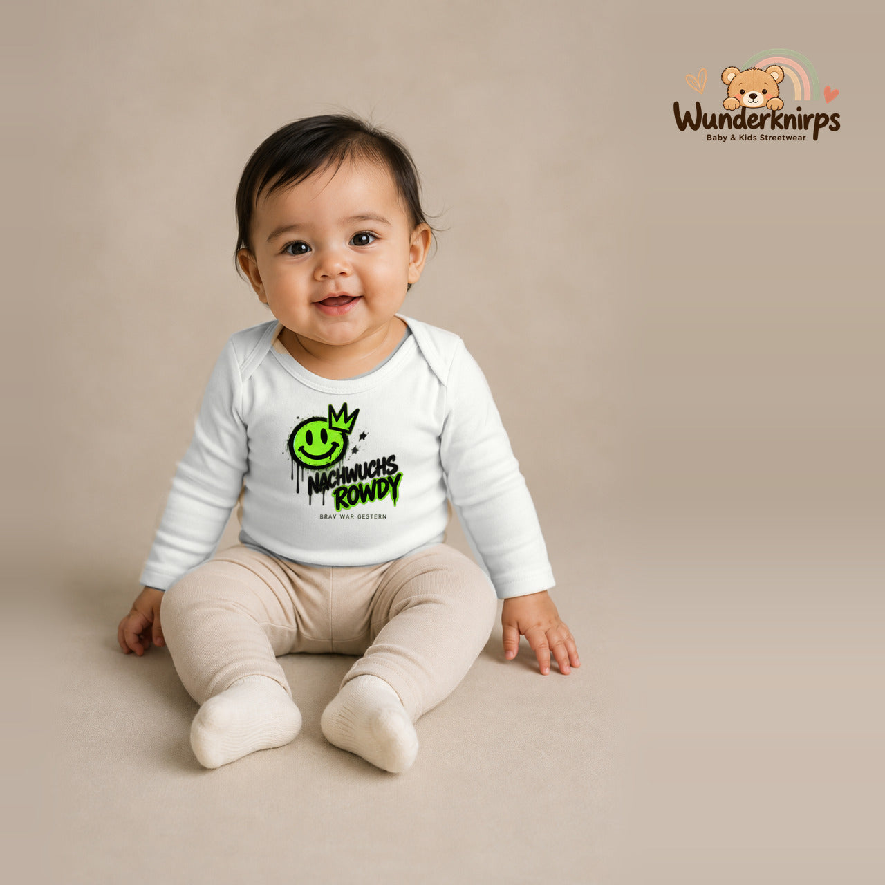 Babybody für Mädchen in Weiß mit Motiv „Nachwuchs Rowdy“, getragen von einem Kind – Wunderknirps.