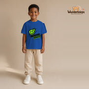 T-Shirt für Jungen in Blau mit Motiv „Nachwuchs Rowdy“, getragen von einem Kind – Wunderknirps.