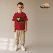 T-Shirt für Jungen in Rot mit Motiv „Nachwuchs Rowdy“, getragen von einem Kind – Wunderknirps.