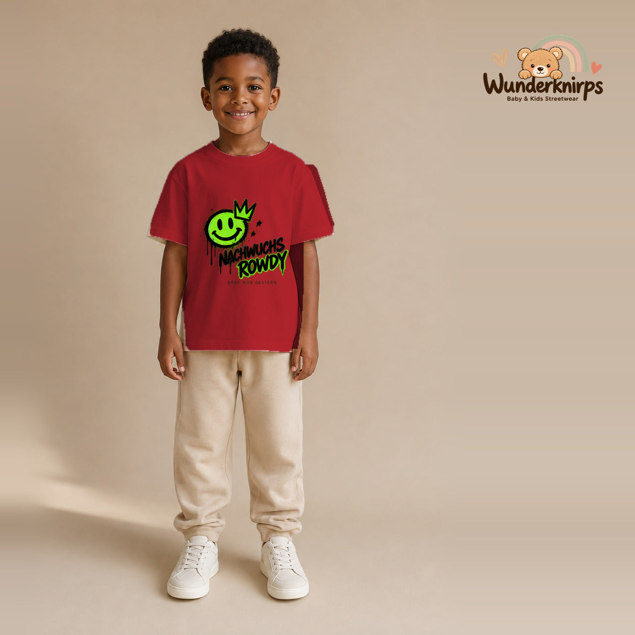 T-Shirt für Jungen in Rot mit Motiv „Nachwuchs Rowdy“, getragen von einem Kind – Wunderknirps.