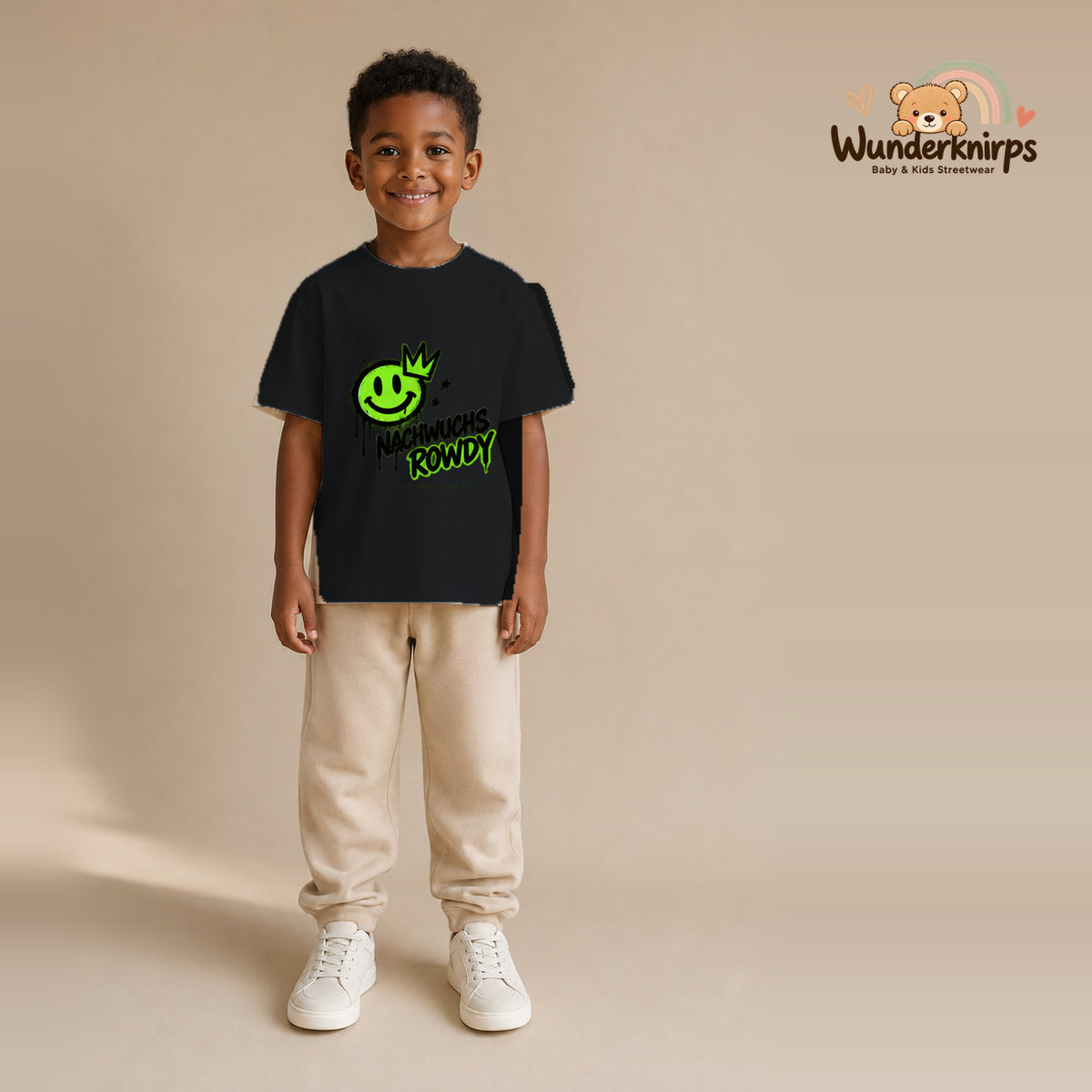 T-Shirt für Jungen in Schwarz mit Motiv „Nachwuchs Rowdy“, getragen von einem Kind – Wunderknirps.